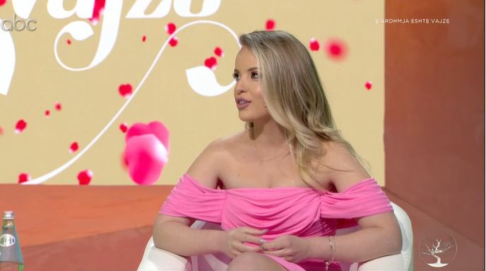 “Lexoja gazetat me motrën, gjyshen e kishim juri”, Liesa Haxhiasllani tregon si lindi pasioni për televizionin