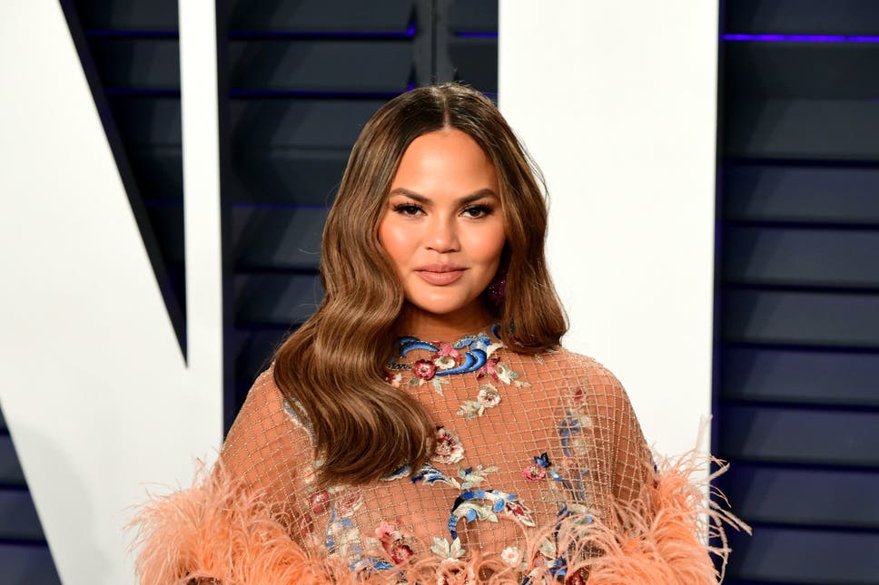 Chrissy Teigen pendohet pas akuzave të forta për bullizëm: Kërkoj falje mes lotësh