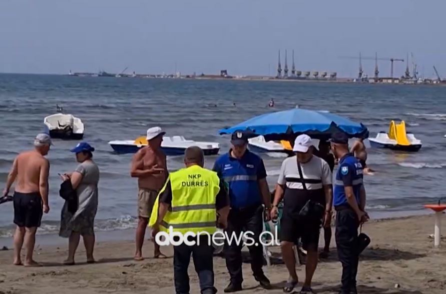 Policia zbarkon në bregdet, pushuesit lënë plazhin