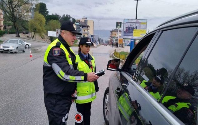 Drejtonin mjetet në gjendje të dehur, tre të arrestuar në Fier