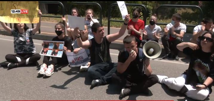 Maturantët në protestë: S’jemi budallenj të gjithë, e ardhmja jonë është në duart e kopjacëve