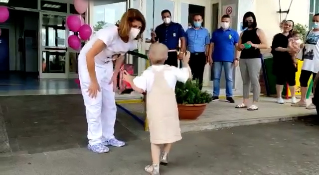 Fitoi betejën me kancerin, vogëlushja italiane kërcen e lumtur pasi del nga spitali