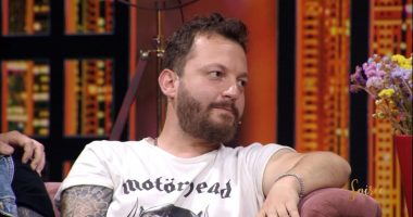 Nga studio televizive, Renis Gjoka i dedikon fjalët më romantike partneres, Jonës