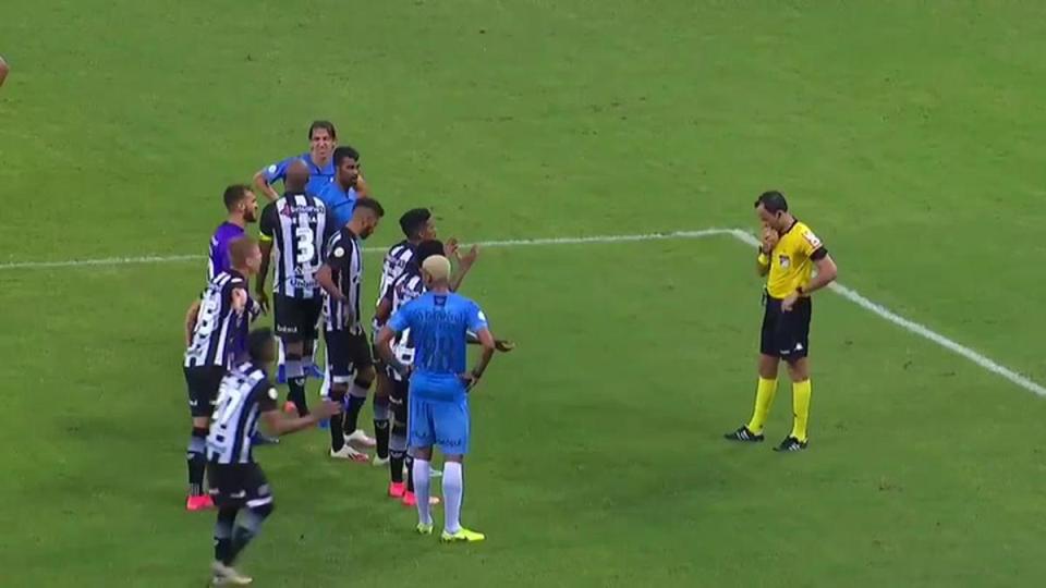 VIDEO/ Si t’i vësh futbollistët në rresht, arbitri në Brazil bëhet “hit” në internet