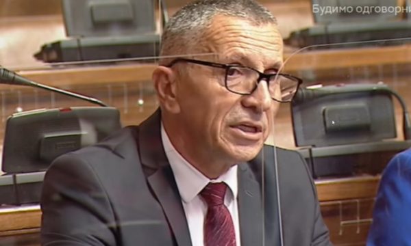 Deputeti shqiptar flet në Kuvendin e Serbisë: Vuçiç duhet të shkëputet nga regjimi i Millosheviç