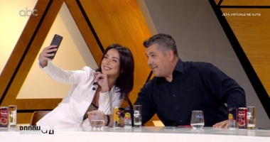 “Kur i shoh në rrugë s’i njoh”, Pere: Personazhet e showbizz-it fotokopje, një hundë, një buzë e një vetull