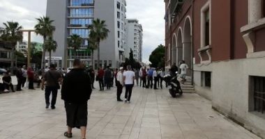 Bashkia nuk i lejon të shesin në plazh, shitësit ambulantë të Durrësit ngrihen në protestë