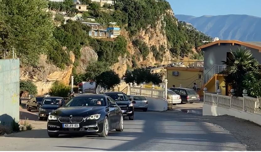 Pushuesit kthehen nga plazhi, radhë të gjata trafiku në Vlorë