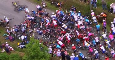 VIDEO/ Pankarta e tifozit i bën gjëmën, aksident masiv në Turin e Francës