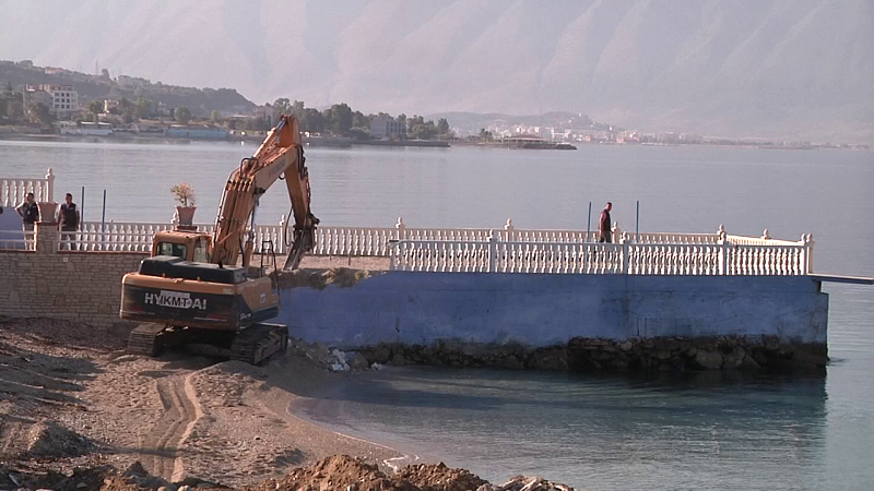 Rama paralajmëroi ndërhyrje me “dorë të hekurt”, pranga ndërtuesit pa leje në Himarë, nën hetim 6 të tjerë