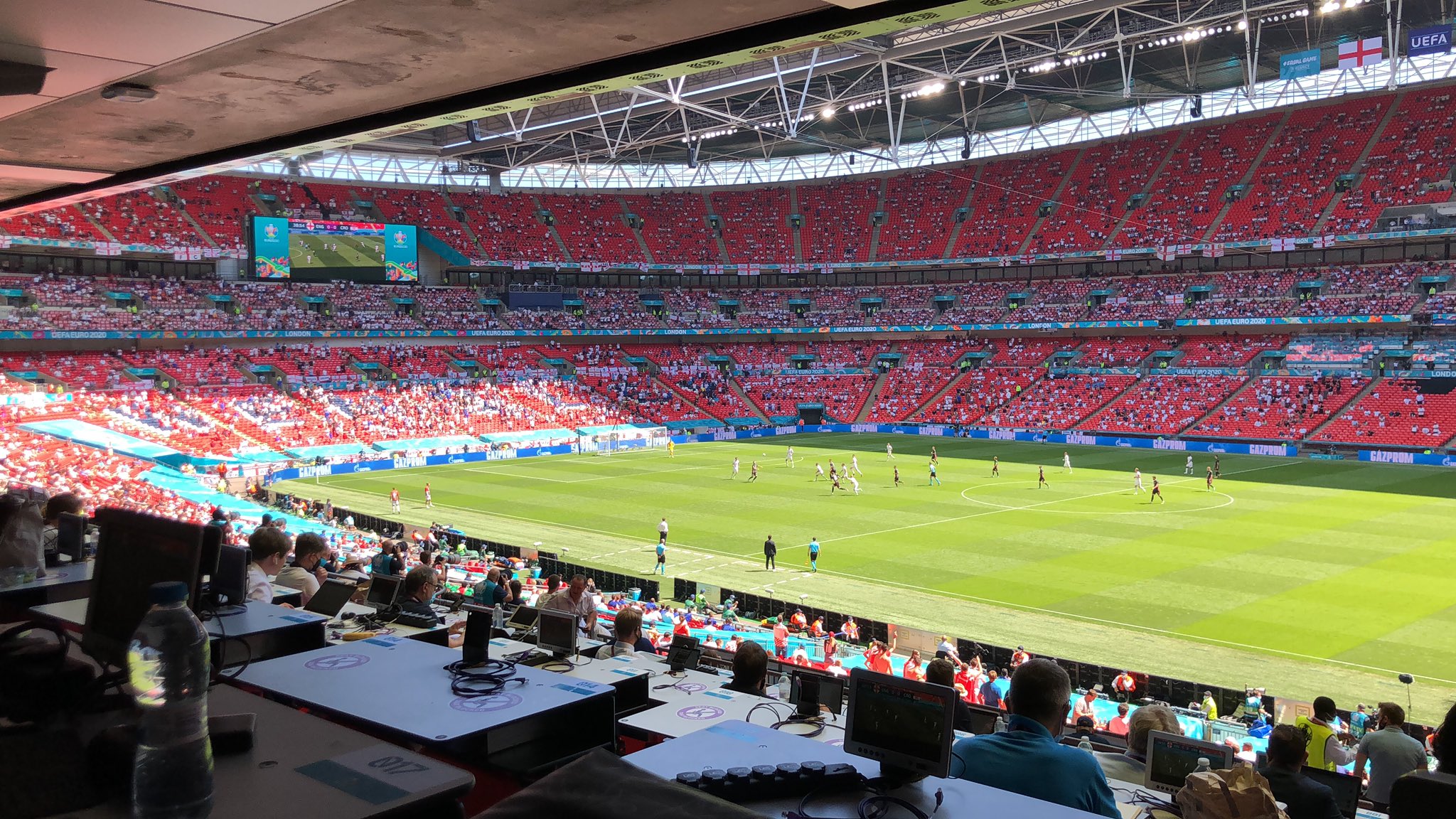 Tifozi bie nga tribuna e “Wembley”, dërgohet në spital në gjendje të rënduar