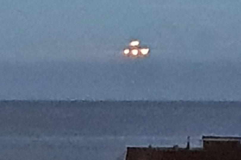 Studenti anglez: Kam fotografuar  “UFO”, qëndroi pezull mbi deti për dhjetë sekonda