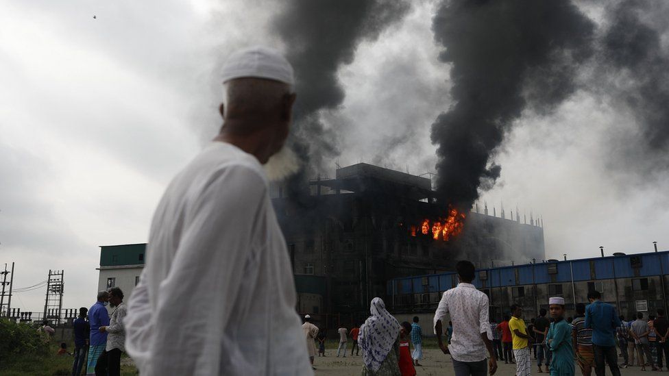 Zjarr në një fabrikë në Bangladesh, humbin jetën 52 punëtorë