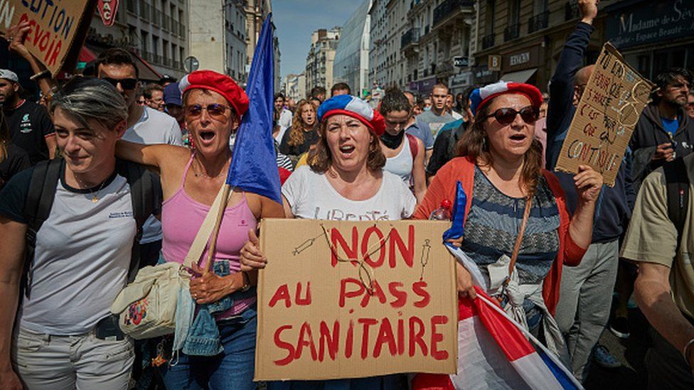 Sulmohen qendrat e vaksinimit në Francë