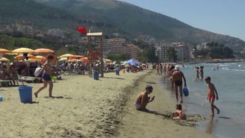 Mot me erëra të forta, bashkia e Vlorës-pushuesve në det: Kujdesuni për veten dhe fëmijët