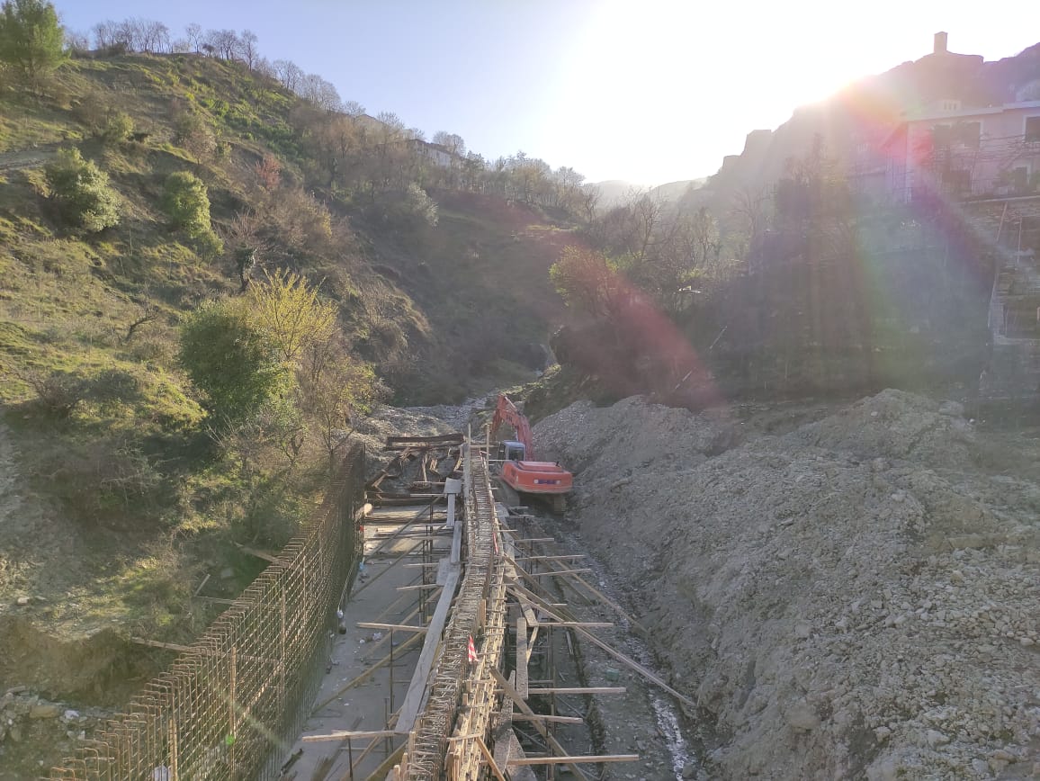 Rrëzohen nga skela dy punëtorë të By Pass-it në Gjirokastër, dërgohen në spital