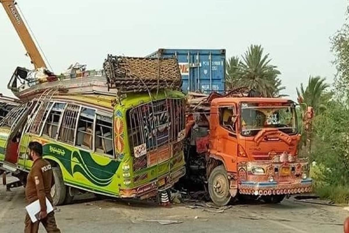 Përplaset autobusi në Pakistan, raportohet për 28 viktima dhe 40 të plagosur