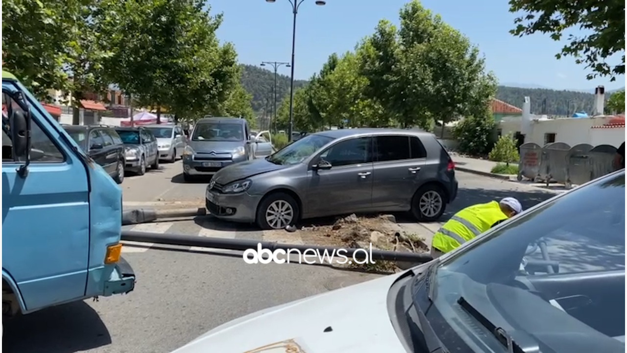 Aksident në Elbasan, përplasen dy makina
