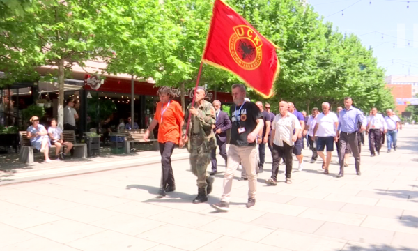 Ish-ushtarë të UÇK-së protestojnë në Prishtinë, kërkojnë lirimin e Thaçit dhe të tjerëve