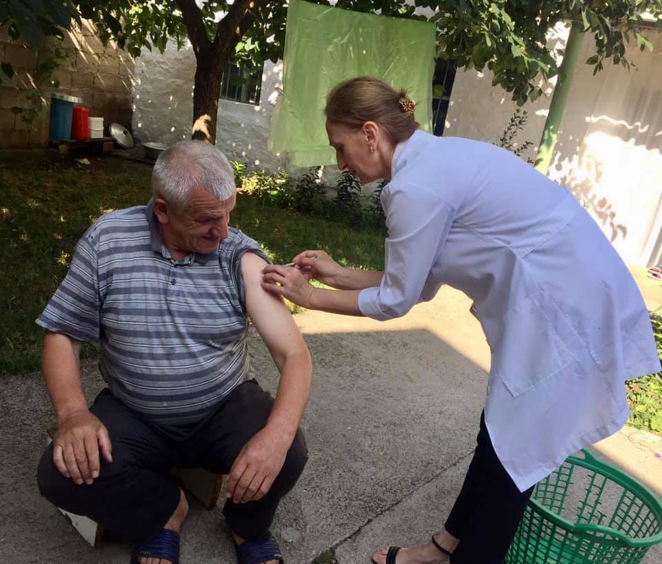 Ekipi derë me derë, Manastirliu ndan fotot: Nesër nis java e vaksinimit për moshat +18 vjeç