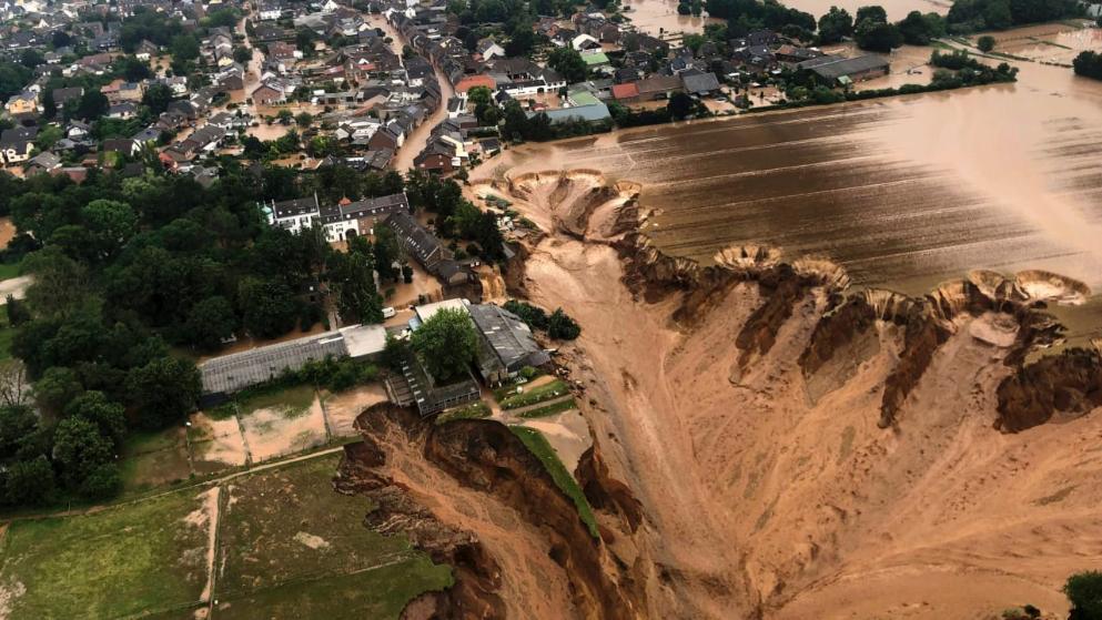 Mbi 100 viktima nga përmbytjet në Gjermani, pamje të frikshme, gropa e madhe “ha” rrugën e fshatit