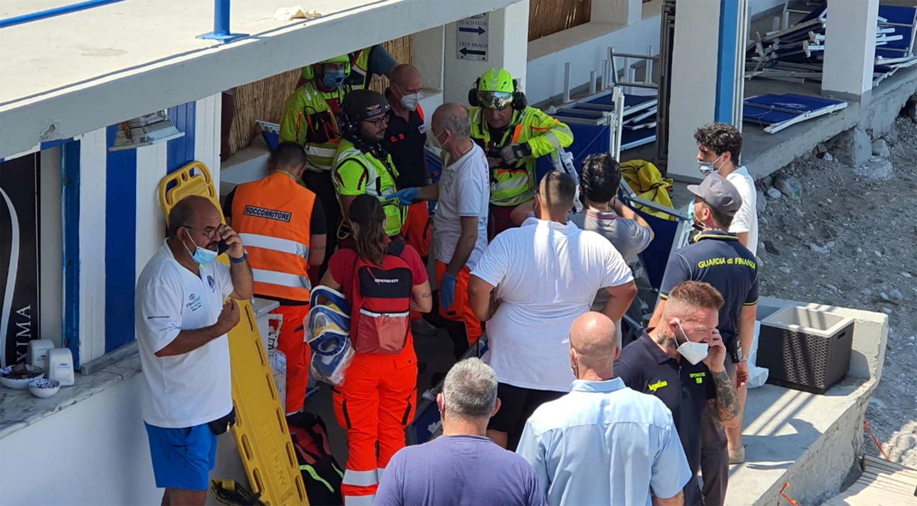 Aksident në Capri, minibusi përplaset me barrierat dhe del nga rruga: Vdes shoferi, plagosen 8 të tjerë