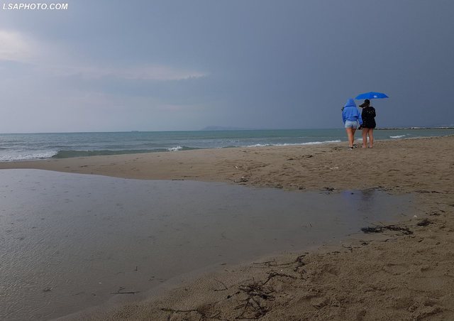 FOTO/ Pas stuhisë pushuesit në Durrës nuk i ndahen detit, çadrën me vete në rast emergjence