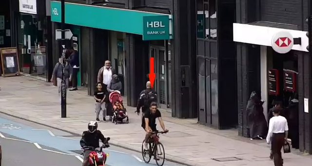 Pamjet, momenti kur shqiptari përplasi për vdekje të moshuarin britanik dhe ia mbathi