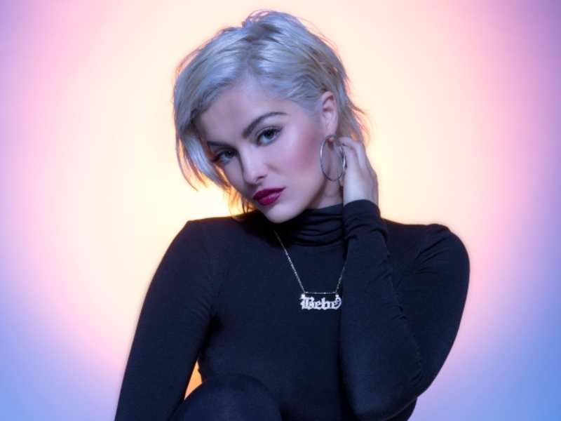 Më provokuese se kurrë, Bebe Rexha tregon e veshur me bikini sa kg peshon