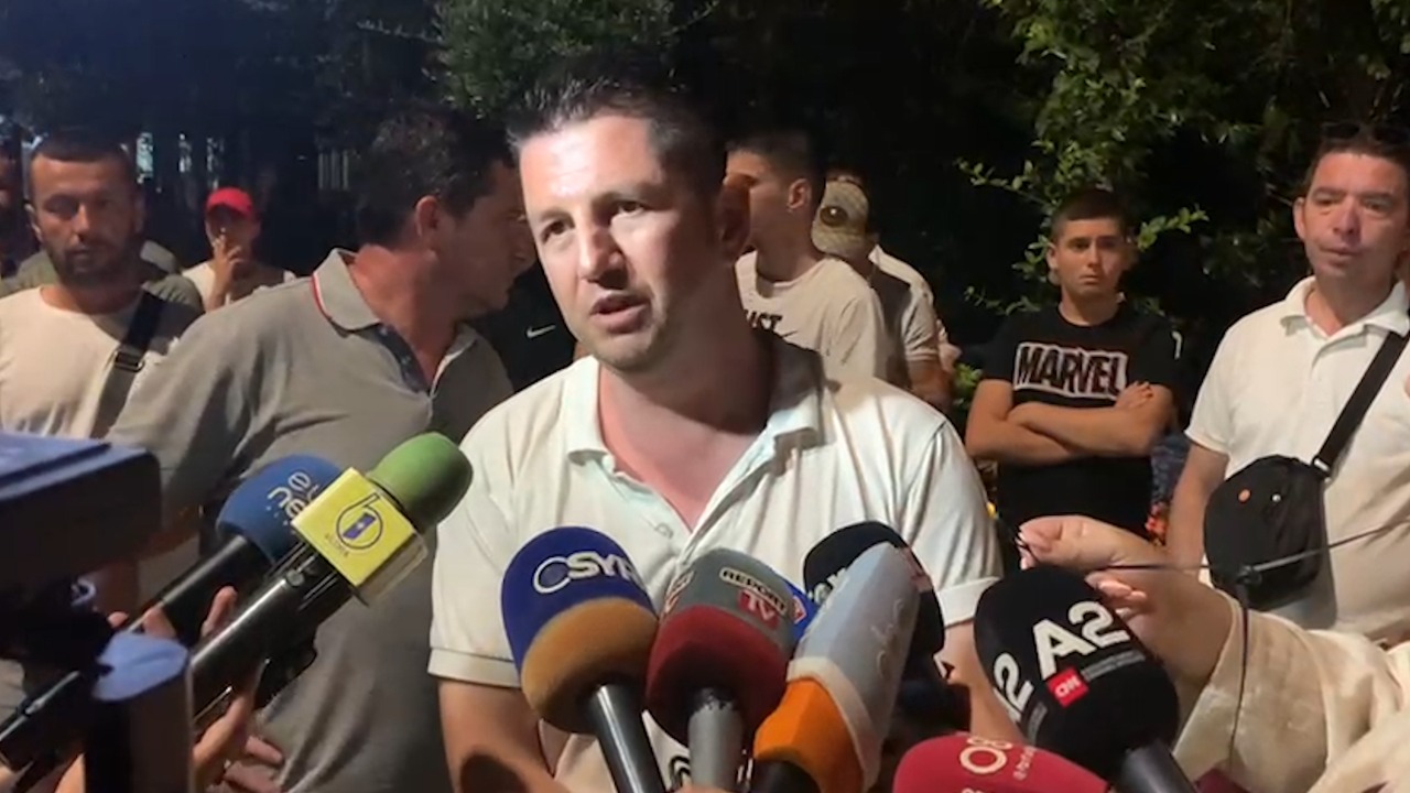 “Topi’ te qeveria”, bizneset dy kërkesa: Zgjatja e orarit? Karamele! Protesta si për armët kimike