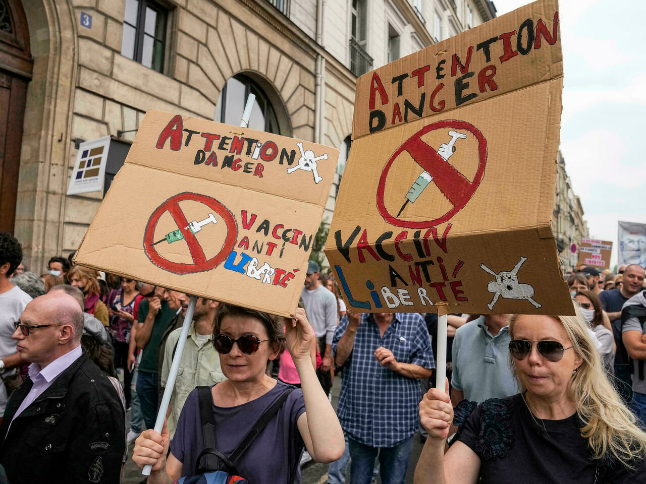 Protesta në Europë kundër certifikatës së gjelbër dhe vaksinimit të detyrueshëm