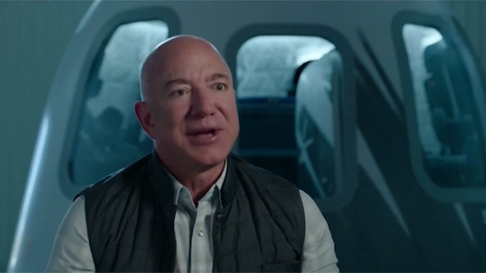 Jeff Bezos, gati për fluturimin e parë në hapësirë