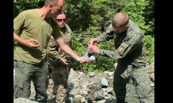 Helmimi i qytetarëve në Deçan, ushtarët amerikanë bashkojnë forcat me FSK