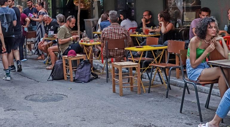 Turizmi dhe lehtësimi i masave dyfishojnë numrin e të infektuarve në Greqi