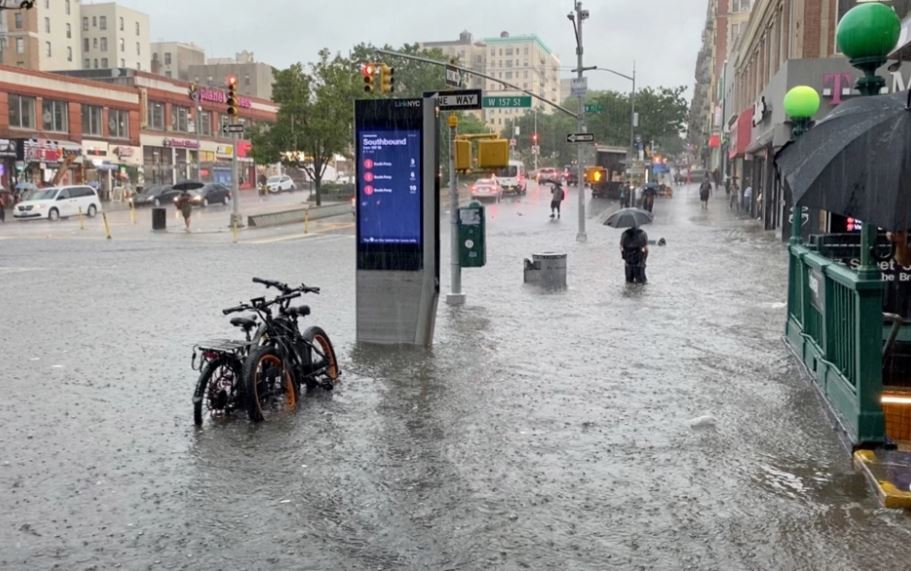 Reshjet e shumta shkaktojnë “ujëvarë” në New York