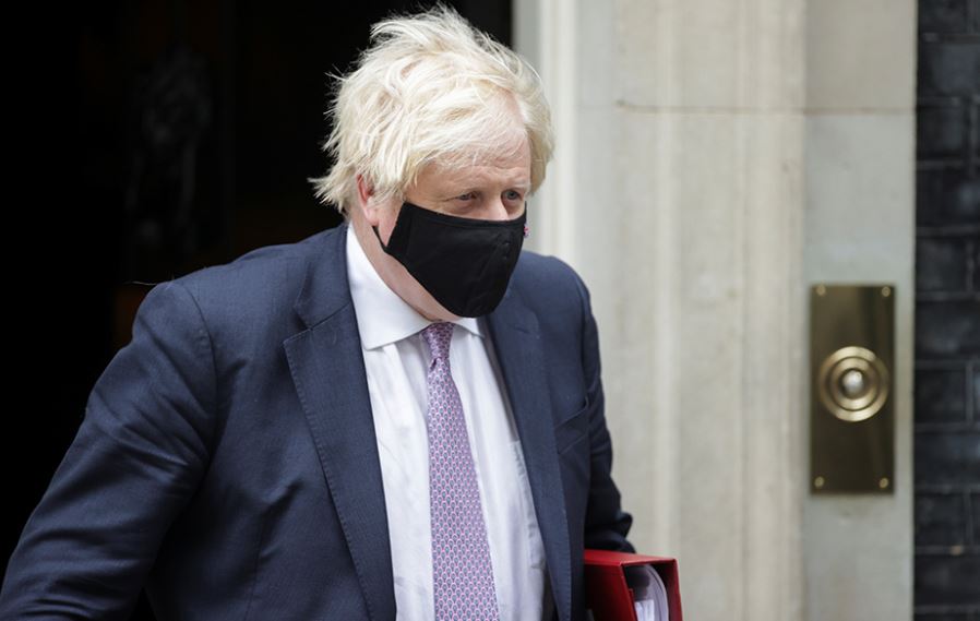 Britania drejt heqjes së kufizimeve, Johnson: Kujdes, pandemia ende nuk ka mbaruar