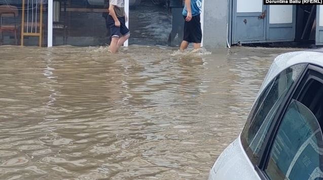 Reshjet e shiut shkaktojnë përmbytje të mëdha në Kosovë, makinat nën ujë 1 Capture 374