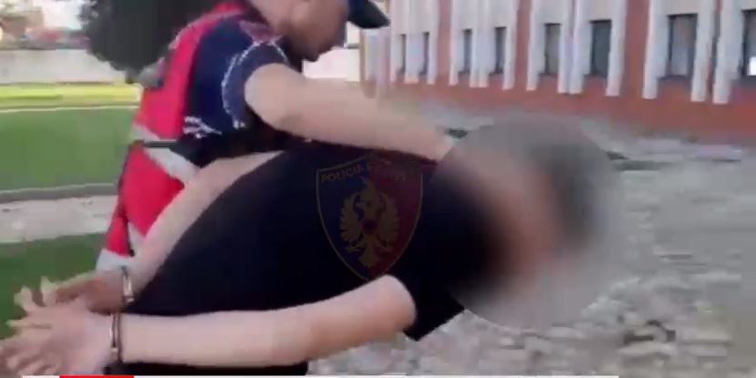 VIDEO/ Policia ndalon “Benz”-in në lagjen Guerile, zbulon kallashnikovin nën sediljen e pasagjerit