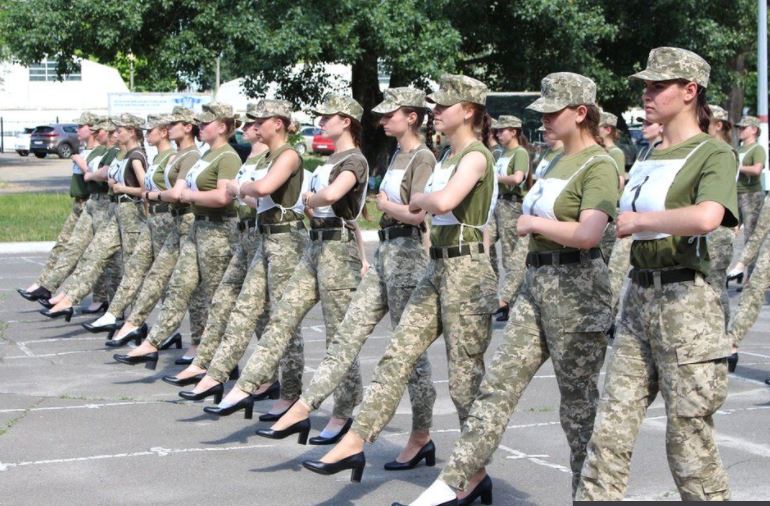 Ushtaret femra duhet të marshojnë me taka, vendimi shkakton polemika në Ukrainë