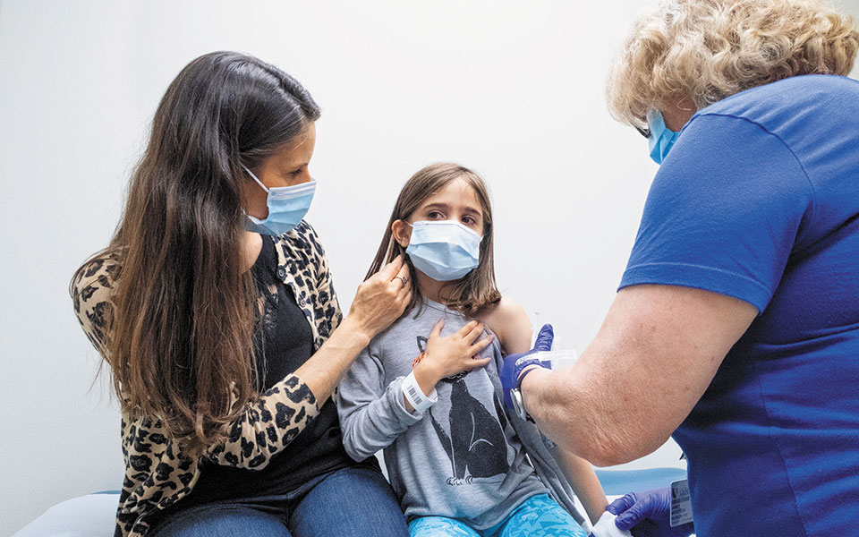 Eksperti: Adoleshentët duhet të vaksinohen, e gabuar përshtypja se të rinjtë s’janë në rrezik