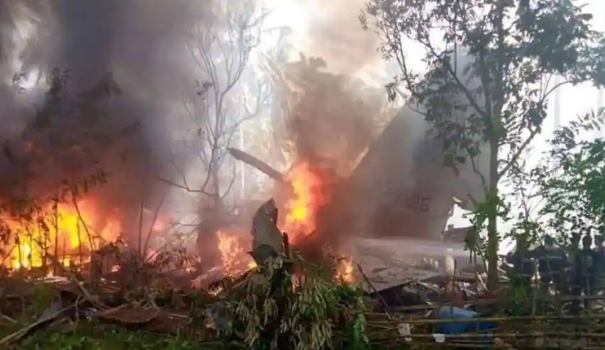 Rrëzohet avioni me 85 ushtarë në bord, të paktën 17 viktima në Filipine