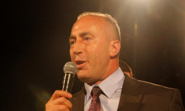 VIDEO/ Jashtë “kostumit” të politikanit, Ramush Haradinaj shfaqet duke kënduar ulur në një sofër