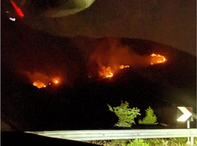 Zjarr në Llogara, këngëtari Alban Skënderaj apel autoriteteve: Situatë serioze, ju lutem ndërhyni