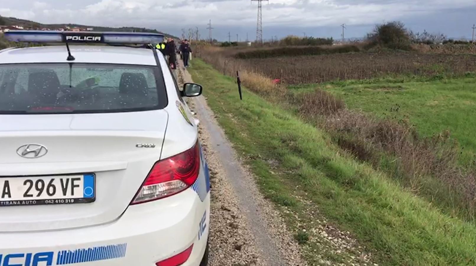 “Hyundai” del nga rruga në Përrenjas, plagoset shoferi rumun