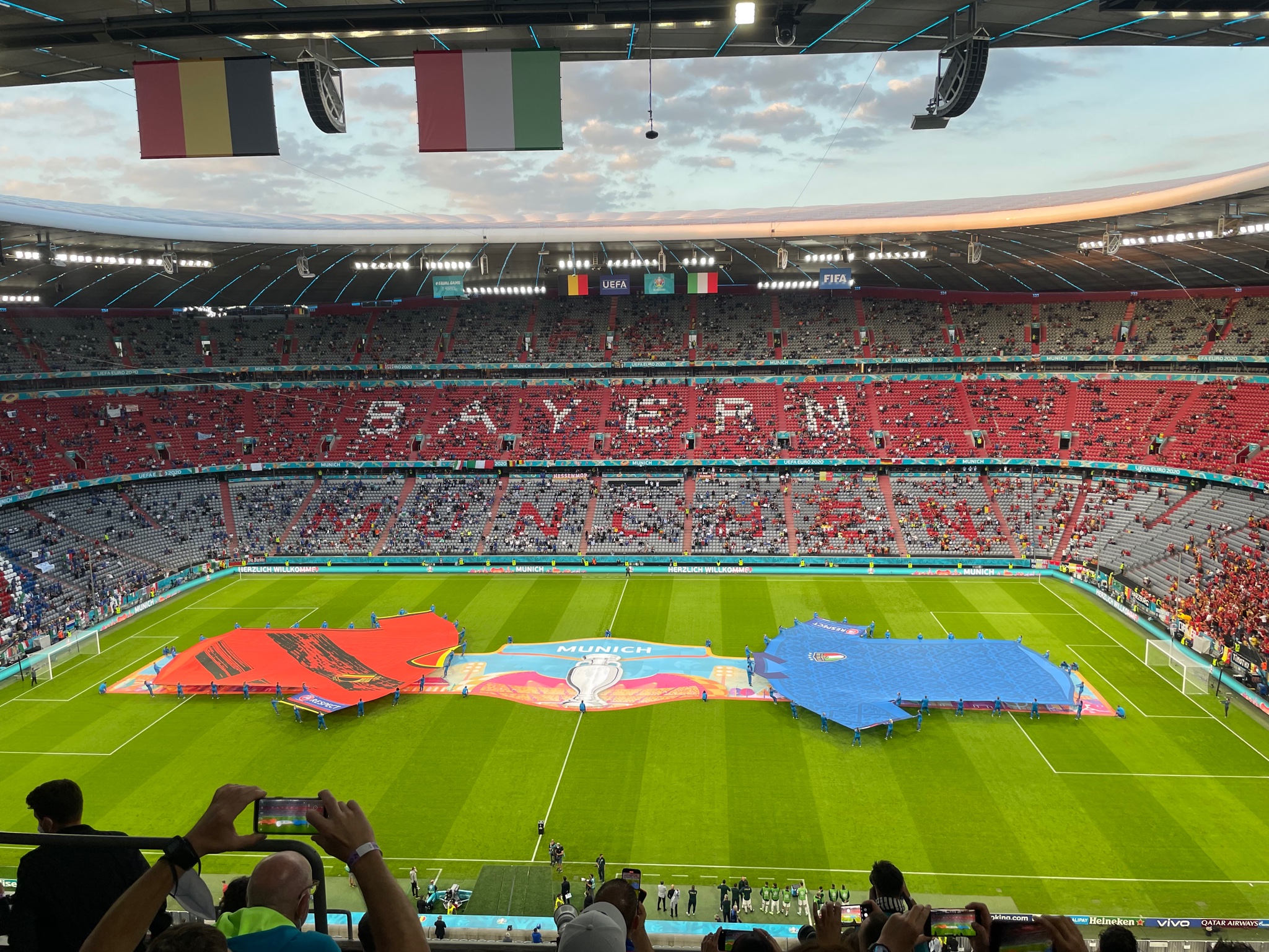 FOTO/ E rrallë në Belgjikë-Itali, shqiptarët tifo me flamurin e PD në stadium