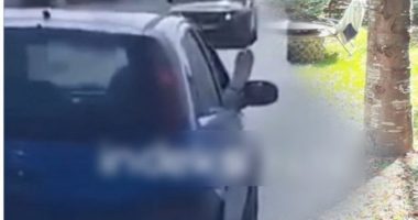 Nxori këmbët në dritaren e makinës, gjobitet zyrtari në Kosovë
