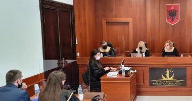 “Ju e hidhni topin, por kjo nuk është lojë”, Jacobs përplaset me Hajdarmatajn në vetting