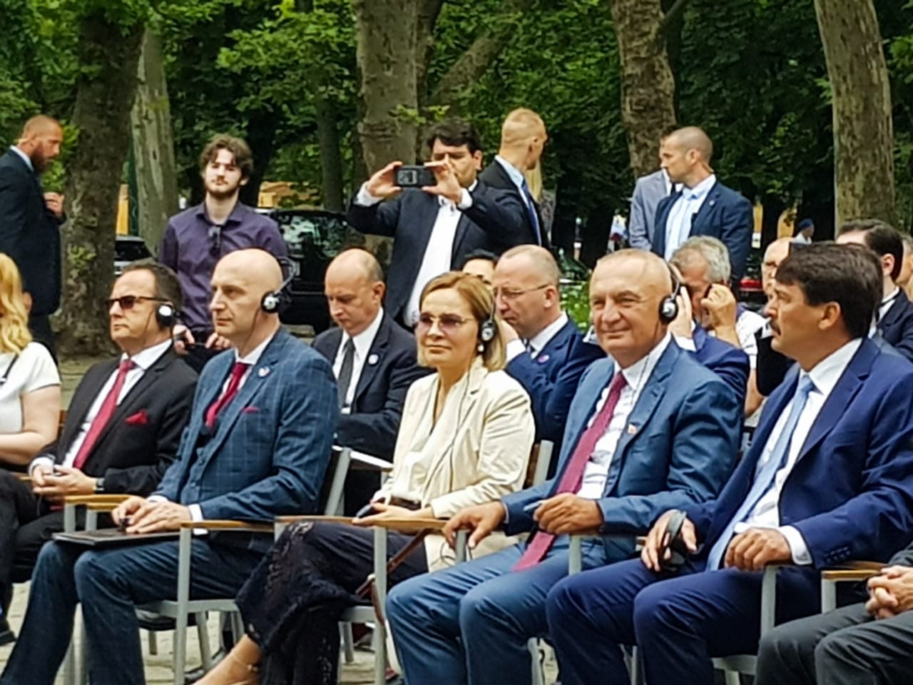 Meta krah Kryemadhit në ceremoninë e vendosjes së bustit të Skënderbeut në Budapest