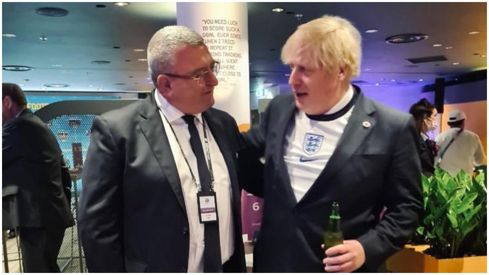 FOTO/ Me birrë në dorë dhe fanellën e Anglisë, Duka dhe Boris Johnson bëjnë “xing” në “Wembley”