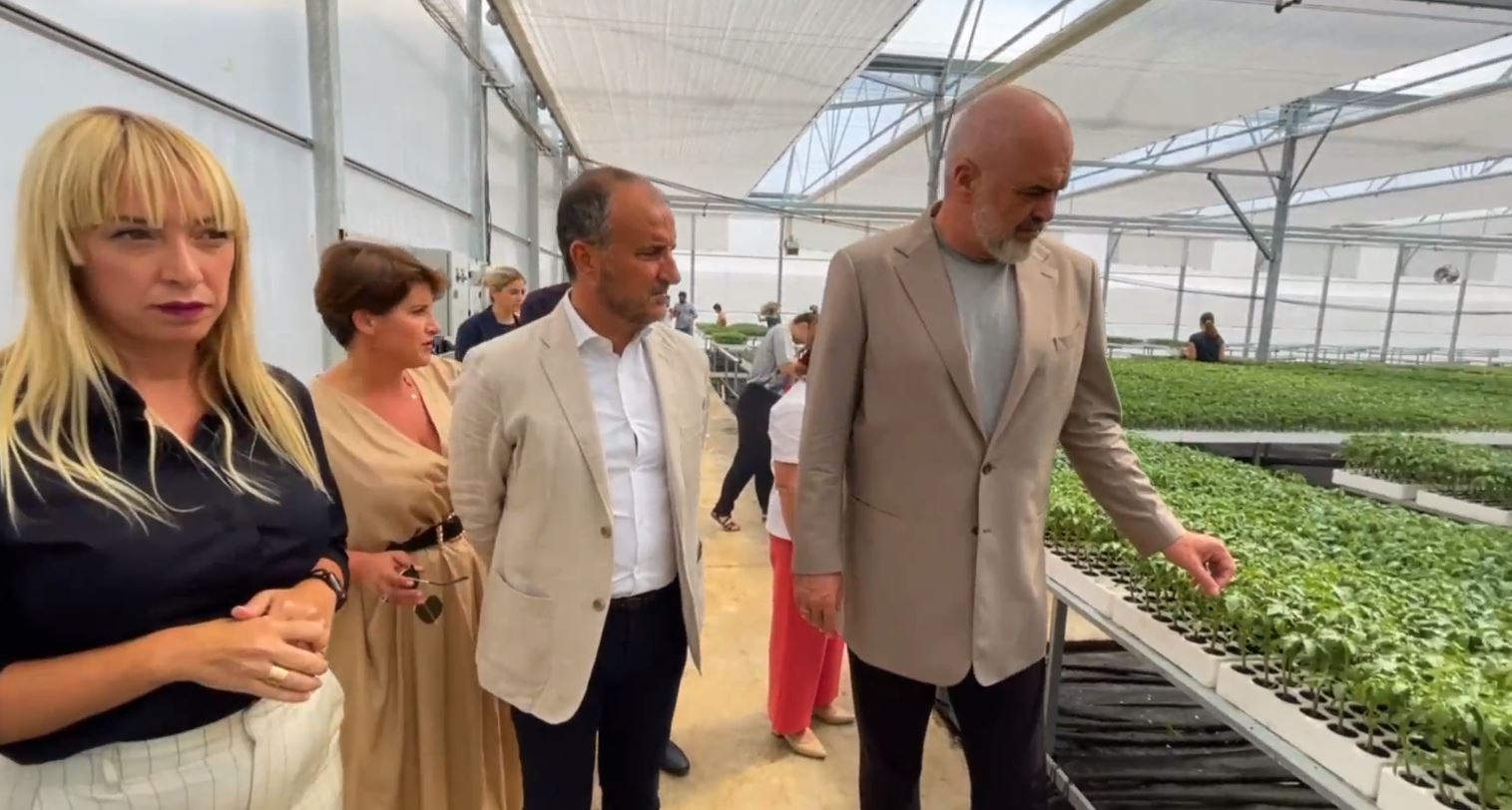 Rama e Soreca-n vizitë në fidanishten në Roskovec: Pronari la emigrimin dhe përfitoi mbështetje